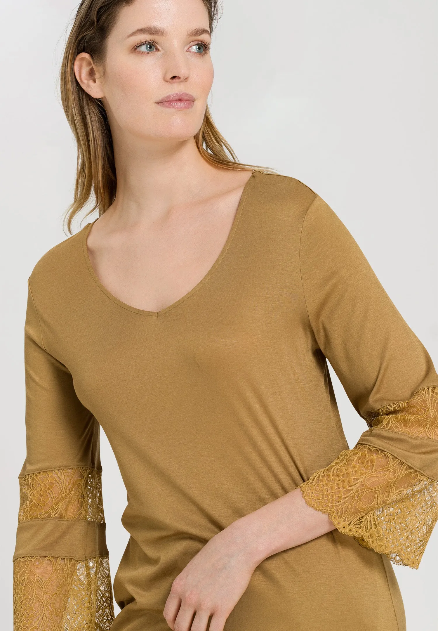 Lilova Relaxed V-Neck Knit Top | Gold 76166-1246